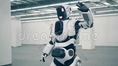 白色机器人，未来派机器人跳舞。 未来派人形机器人。